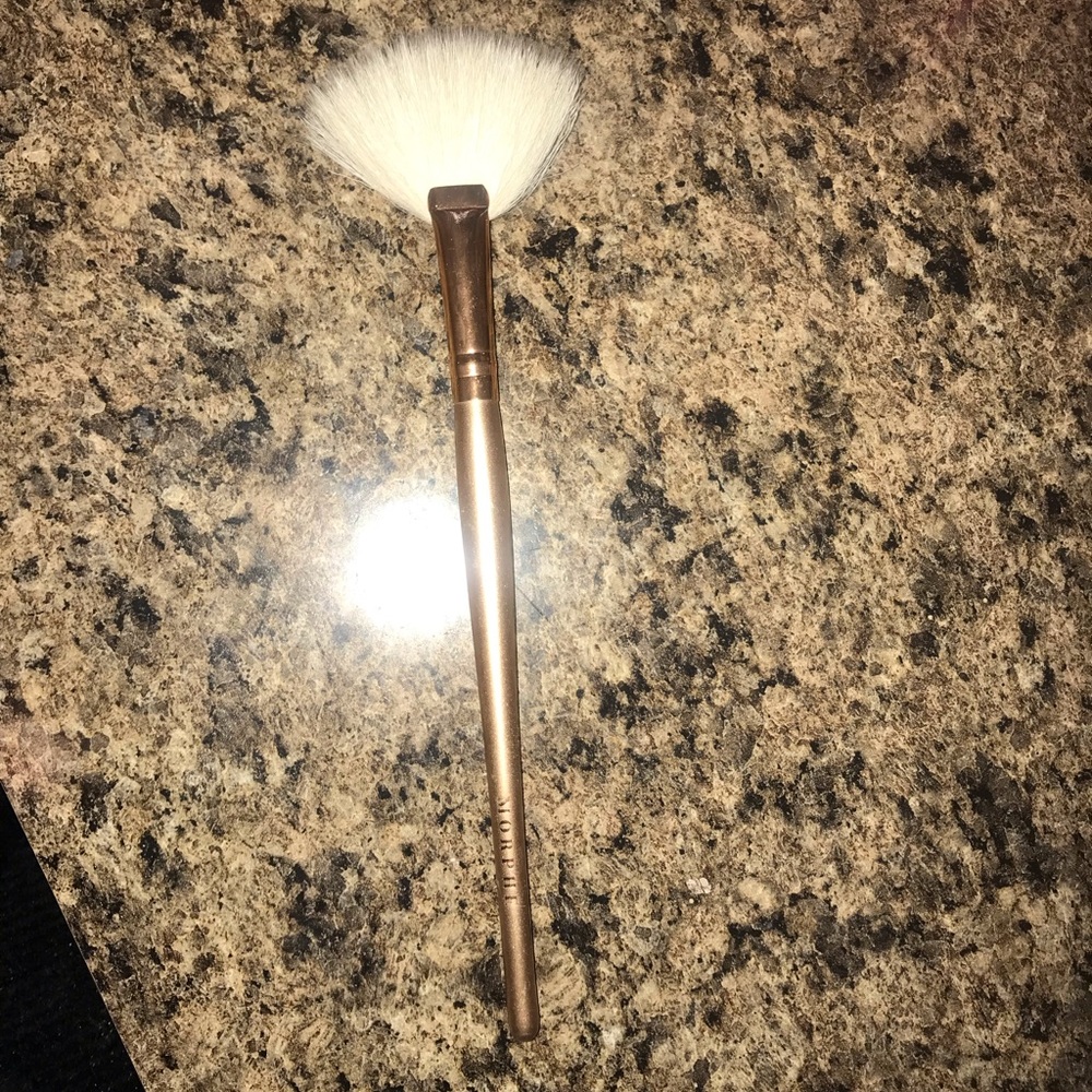 Morphe highlighter brush